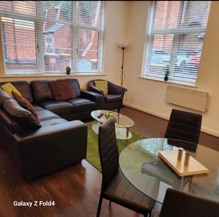 J Quarter - Sleeps 5 Long Term & Families Comfortably, 4 Beds, 2 Bathrooms バーミンガム エクステリア 写真