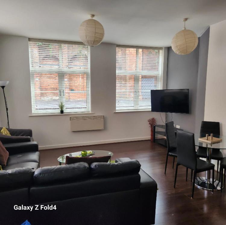 J Quarter - Sleeps 5 Long Term & Families Comfortably, 4 Beds, 2 Bathrooms バーミンガム エクステリア 写真