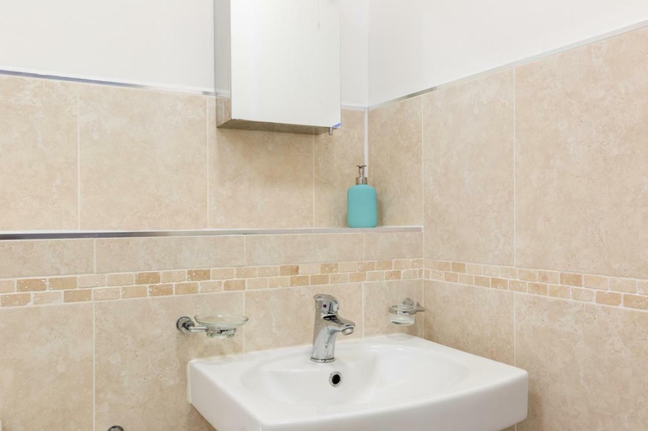 J Quarter - Sleeps 5 Long Term & Families Comfortably, 4 Beds, 2 Bathrooms バーミンガム エクステリア 写真