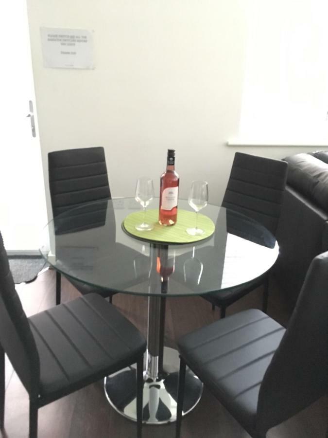 J Quarter - Sleeps 5 Long Term & Families Comfortably, 4 Beds, 2 Bathrooms バーミンガム エクステリア 写真